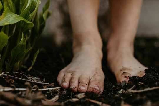 Feet in soil earthing and grounding energy