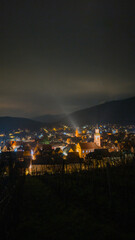 Enchantement nocturne en Alsace : Riquewihr scintillant pendant une nuit hivernale, CEA, Grand Est, France