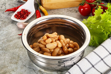 White canned beans in the bowl