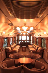  JR西日本の豪華列車「サロンカーなにわ」の展望車