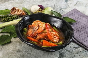 Prawn with asparagus and spices