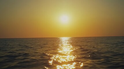 Obraz premium Golden Sunset Over the Ocean: A Serene Seascape