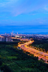 Obraz premium Night view of winding road to Beijing CBD area before sunrise