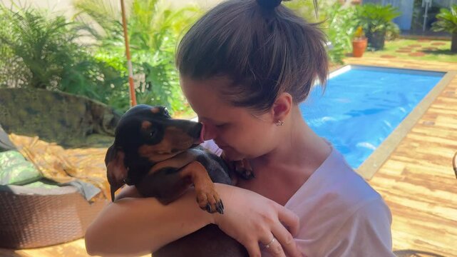 Mulher recebe carinho de cachorro fofo 