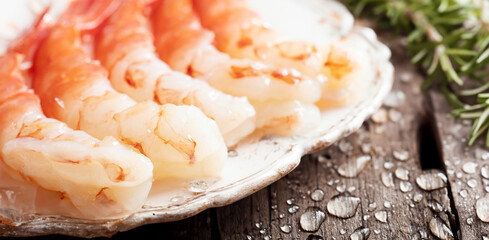 Peeled raw shrimp on a plate