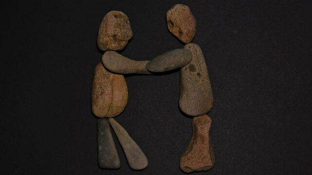 Zwei alte Steinm&auml;nner begr&uuml;&szlig;en sich,
Stop Motion
