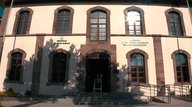 It is the entrance of the building where one of the important congresses in the founding of modern Turkey was held. It is located in the city of Erzurum.