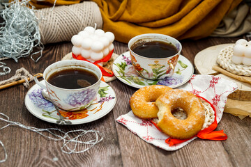 Cozy winter vibes with strong black coffee,  cookies and seasonal decor – a perfect setting for relaxation and warmth.