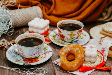 Cozy winter vibes with strong black coffee,  cookies and seasonal decor – a perfect setting for relaxation and warmth.