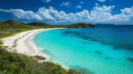 Tropischer Strand mit klarem Wasser und grünem Ufer in paradiesischer Kulisse

