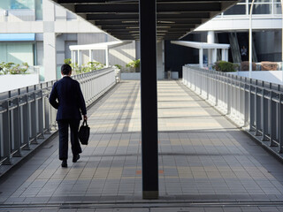 関西空港のホテルの連絡通路で歩く一人の中年女性の姿