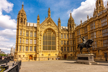 Obraz premium Richard Coeur de Lion statue at Houses of Parliament, London, UK
