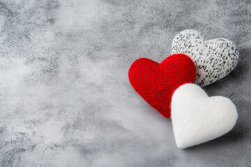Fototapeta premium Red and white decorative hearts on gray background 