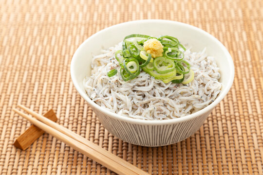 「釜揚げしらす丼」の写真素材 | 489件の無料イラスト画像 | Adobe Stock
