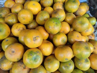 close up of a ripe sweet orange that is yellow in color
