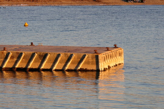 petit quai d'amarrage au bord de l'eau