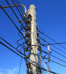 Wire electric in pole it messy and chaotic