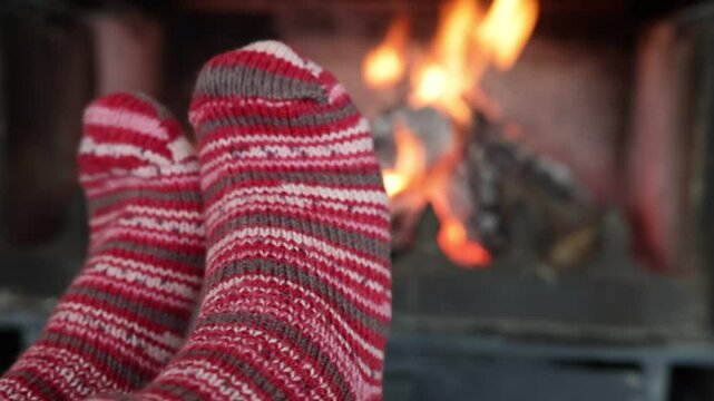 Wollsocken vor dem Kaminfeuer