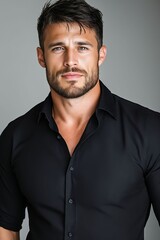 Obraz premium A man in a black shirt is posing for a picture