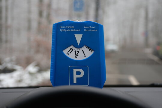 Parkkarte mit Uhrzeit Drehscheibe f&uuml;r Parkpl&auml;tze in der blauen Zone. Zeitlich begrenzt parkieren mit der Parkscheibe.