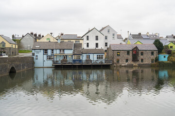 Fototapeta premium This serene waterside scene features the 