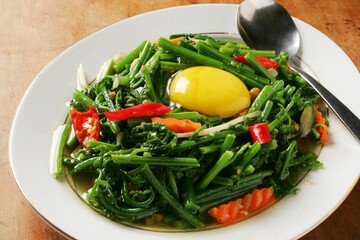 Stir-fried vegetables with raw egg yolk