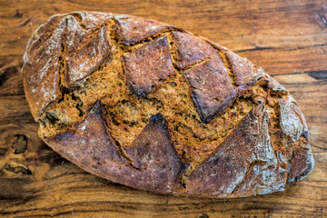 ein Kartoffelbrot auf einem rustikalen holztisch