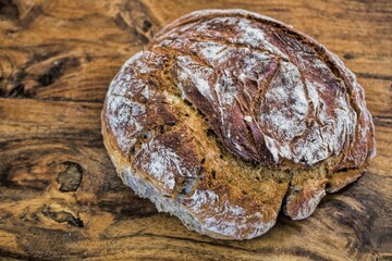 safranbrot auf einem rustikalen holztisch
