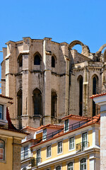 Obraz premium Discover the Impressive Ruins of the Carmo Convent in Lisbon: A Historic Site in Portugal