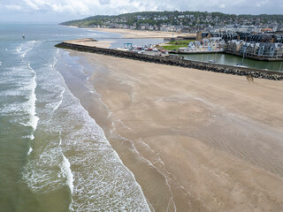 Drohnenfoto der Hafeneinfahrt von Trouville und Deauville, Normandie, Frankreich