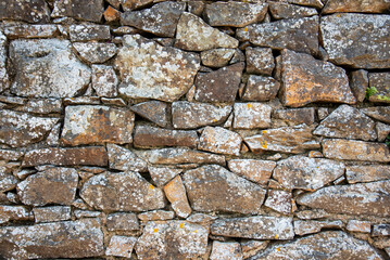 Natursteinmauer, Fassade eines alten Gebäudes