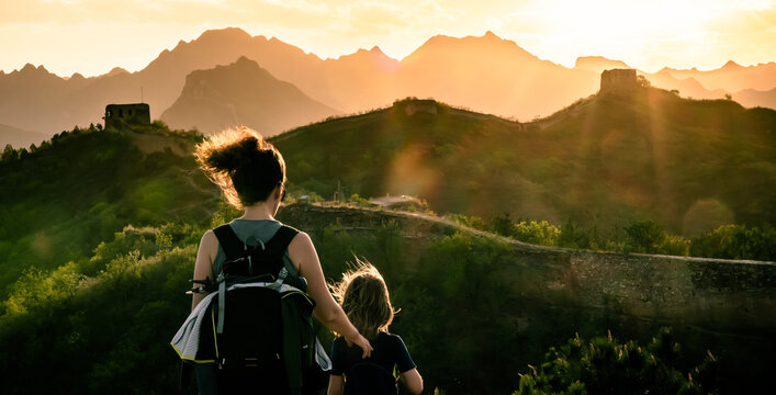 turists admiring the Great wall of China at sunset