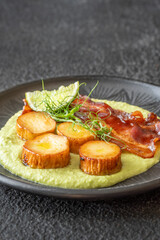 Fried eryngii wit green pea sauce