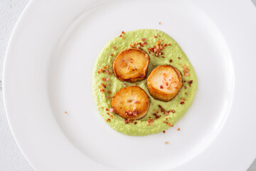 Fried eryngii wit green pea sauce