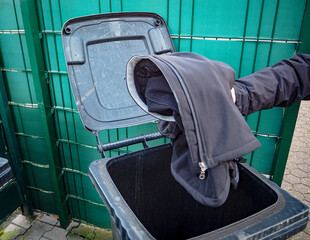 Disposal of clothing in the normal household waste garbage can