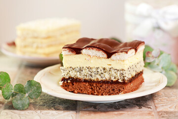 Multi layer cake with vanilla, poppy seed and chocolate.