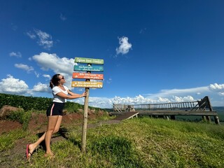 Mulher em viagem de férias   em area rural 
