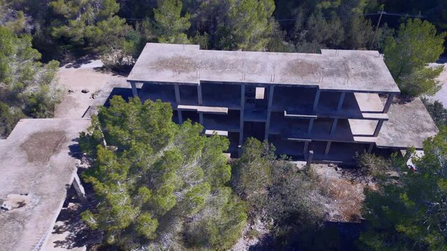 Edificios abandonados en medio de la naturaleza