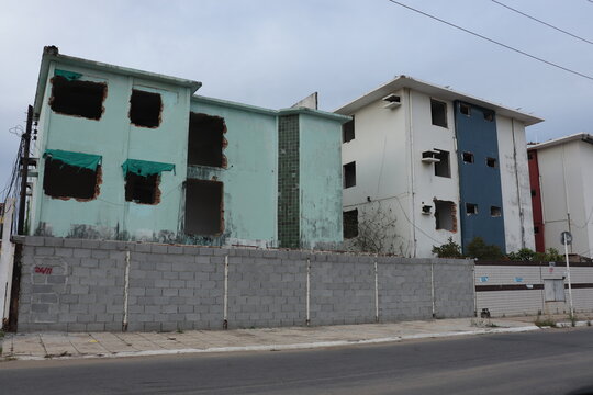 The abandoned properties are located in the Pinheiro neighborhood, in Maceio, Alagoas, Brazil.
