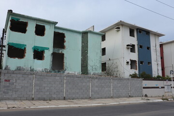 The abandoned properties are located in the Pinheiro neighborhood, in Maceio, Alagoas, Brazil.