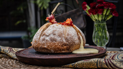 Fotografía culinaria de pan gourmet con queso derretido.