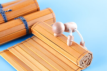 A wooden man who picks apart bamboo slips