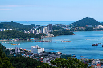 Obraz premium High angle view of the sea and city