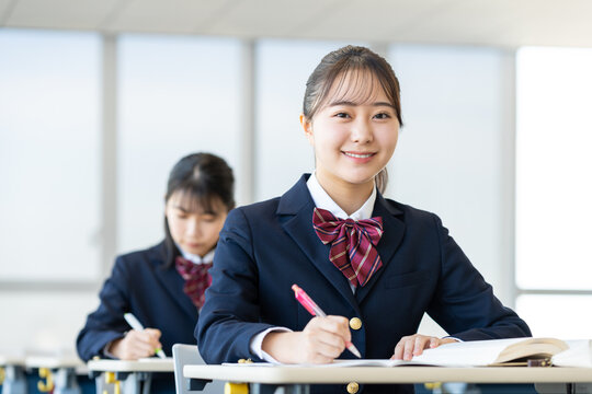 授業中の女子高生　撮影協力：学校法人電波学園　東京電子専門学校

