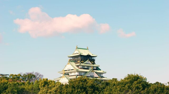 青空の下の大阪城　歴史