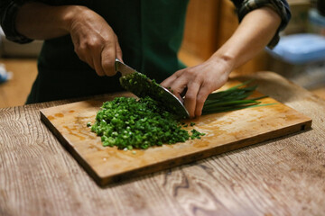 ニラを切る女性