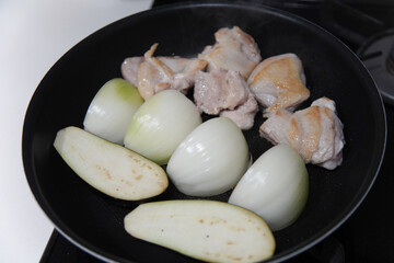 鶏もも肉と玉ねぎとナスを焼く様子