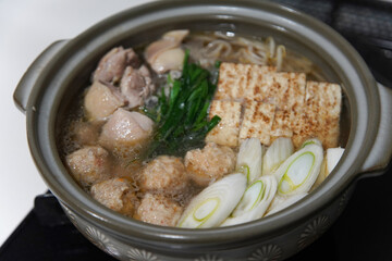 鶏鍋を作る様子