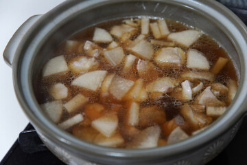 鶏肉と大根の鍋を作る様子