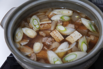 鶏肉と大根の鍋を作る様子